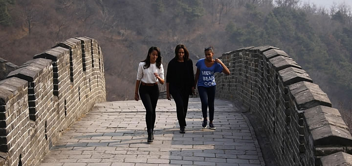 Micelle Obama walks the Great Wall of China